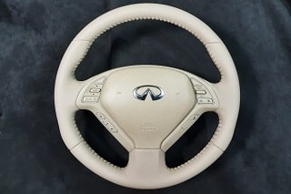 Перетяжка руля автомобиля Инфинити натуральной кожей с текстурой шов елочка